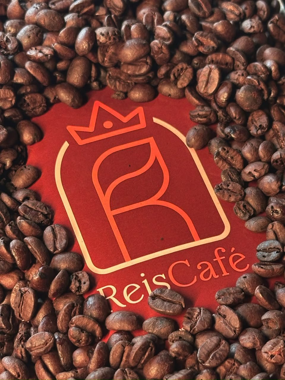 Grãos de café sobre a embalagem ReisCafé